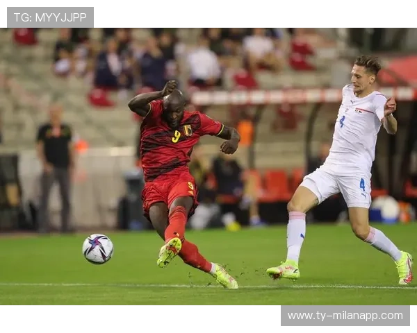 卢卡库用肩部顶开防守后完成爆抽，比利时场面彻底占优