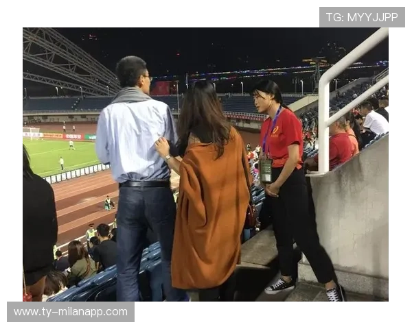 “足球志愿者团队在赛场上发挥重要作用”，足球志愿者总结怎么写